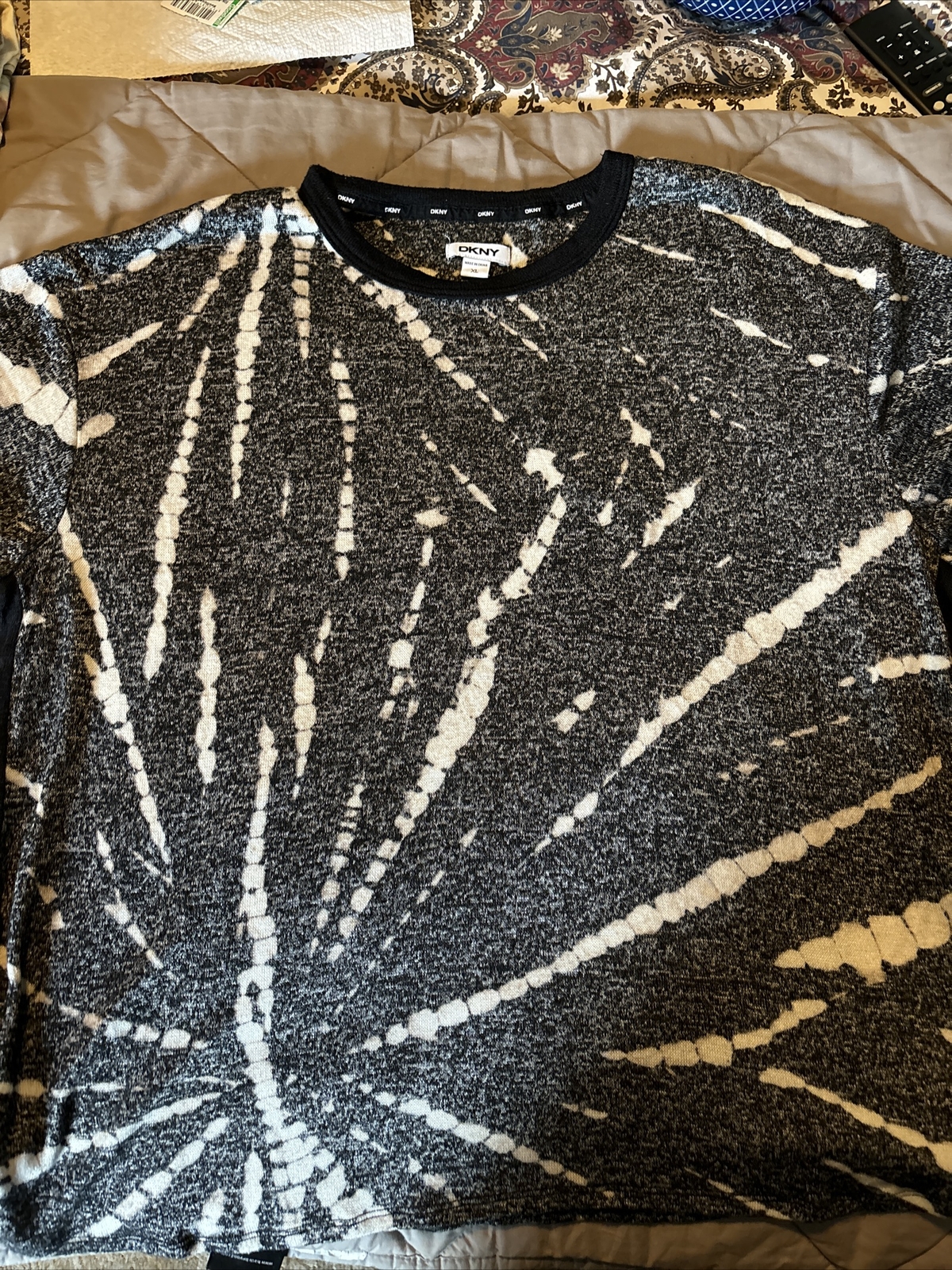 Woman’s XL DKNY Short Sleeve Bland And White Sweater