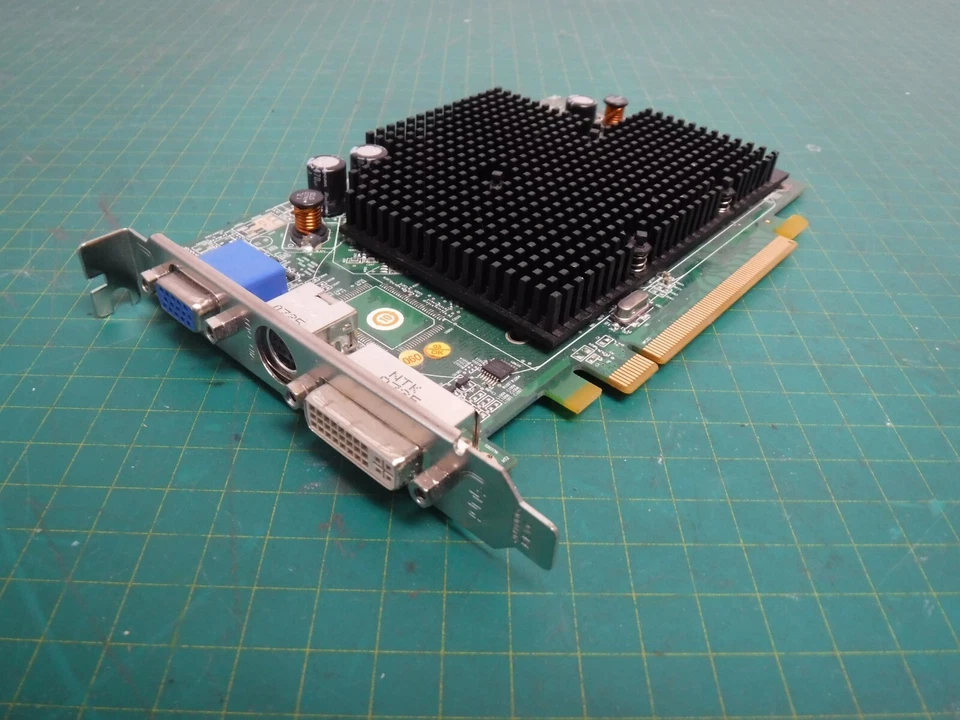 Dell ATI Radeon X1300 256MB UJ973 109-A67631-31 PCI Express x16 -- USED - Image 3 of 4