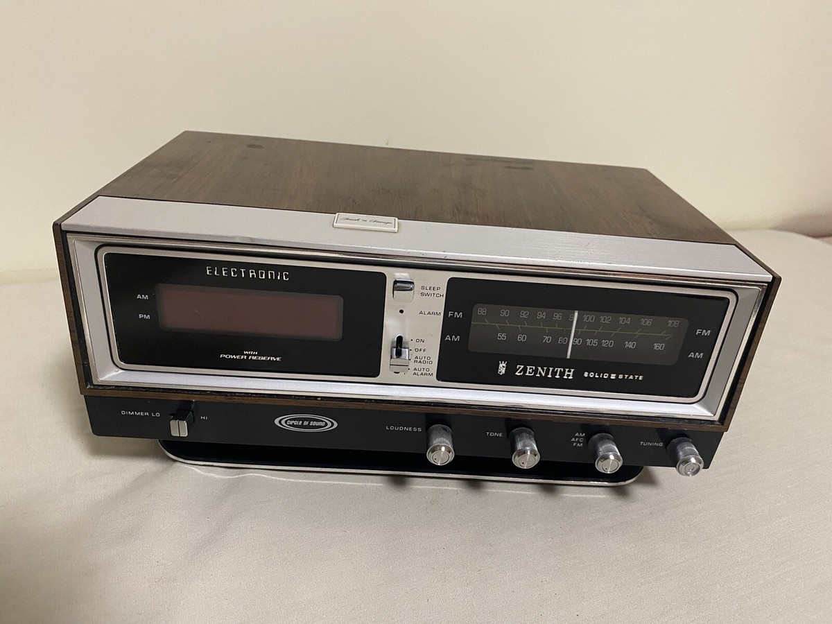 Vintage ZENITH K472 AM/FM Solid State Radio Alarm Clock - Circle