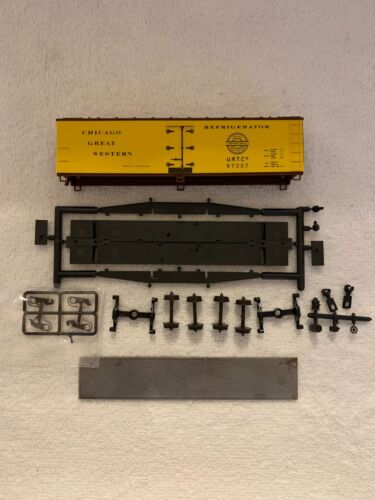 Accurail #1565 HO Scale Chicago Great Western 40' Wood Reefer Kit #97007 - Picture 2 of 3