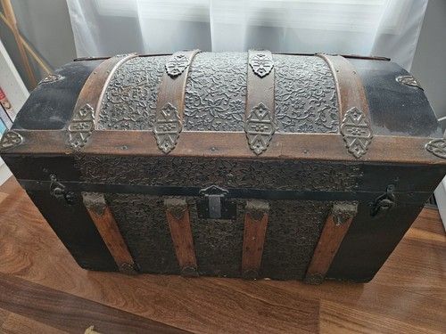 Antique Victorian Steamer Trunk Dome Top With Embossed Tin. - Picture 3 of 8