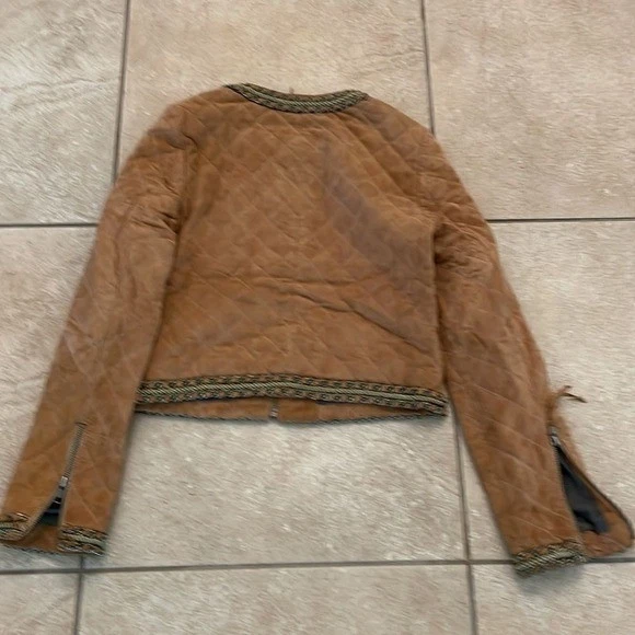 Chaqueta para mujer Haute Hippie acolchada de gamuza con ribete de cadena - camel - pequeña Foto 3 de 4