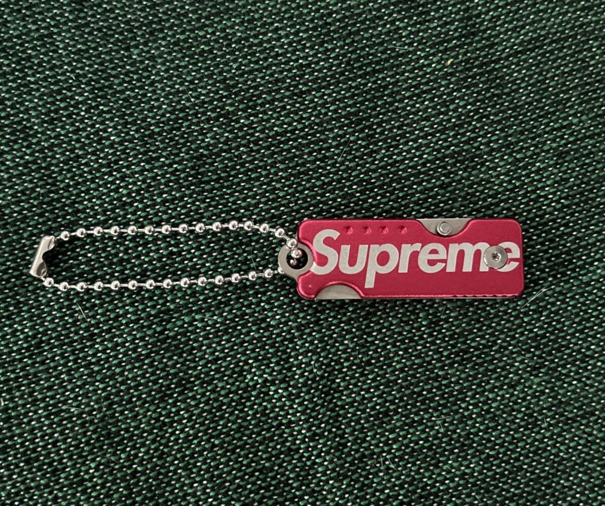 PORTE CLÉS COUTEAU DE TRANSPORT SILENCIEUX SUPRÊME FW17 boîte suprême logo porte clés transport silencieux