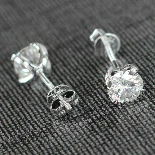 Aretes de plata 925 con tornillos de diamante de corte redondo simple de 2,00 quilates de plata Foto 2 de 4
