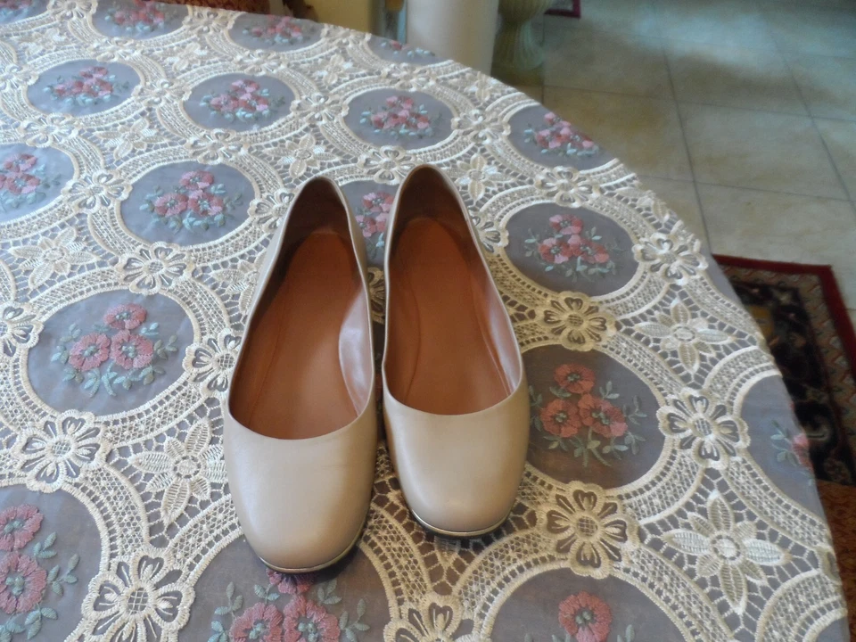 Pisos de ballet Givenchy beige de cuero Napa con detalle de adornos de metal dorado talla 38 EE. UU. 10 Foto 2 de 4