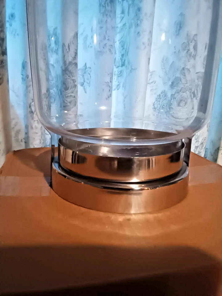 Cylindrical glass candle/hurricane lamp in metal frame with handle. - Image 2 of 3