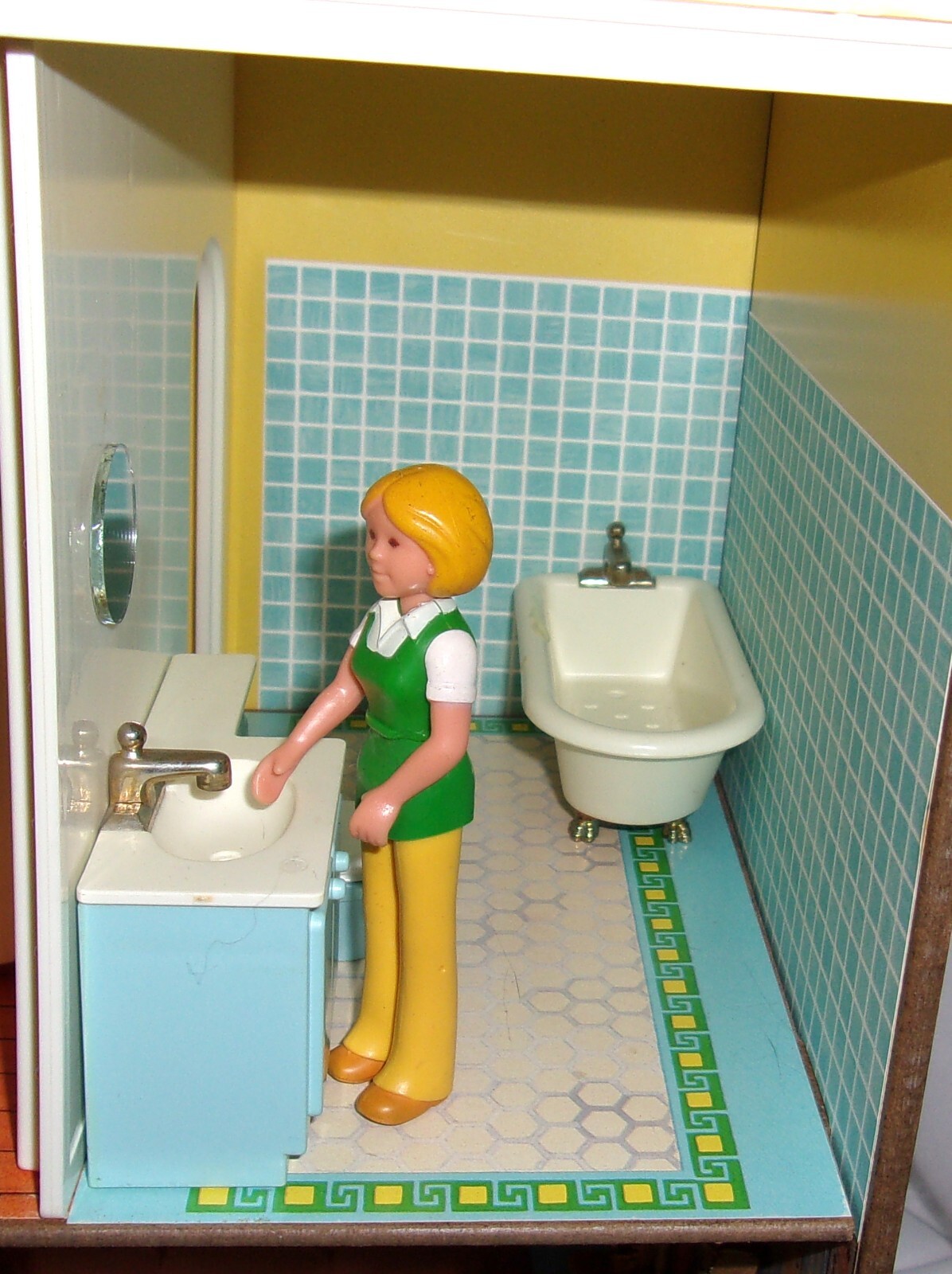 Fisher Price dollhouse lighted 4400 1985 furniture people accessories