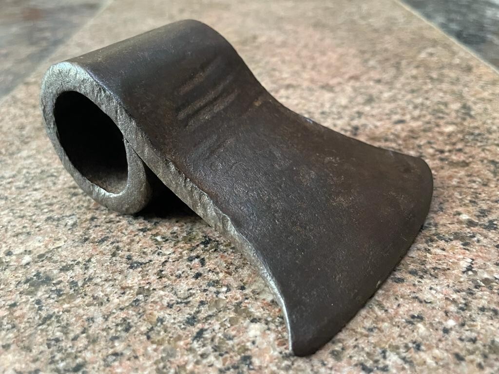Hache Ancienne En Fer Forgé à La Main - Outil Vintage Rustique, Collection A21