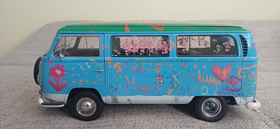 1:18 Schuco VW Bus T2a - Die Ludolfs - Happy Day - 00193 - Bild 2 von 4
