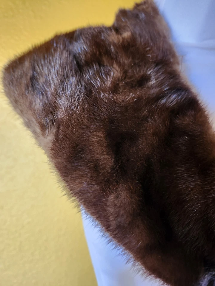 Mantón envolvente de estola con cuello de piel marrón vintage forrado de satén — piel real o sintética Foto 3 de 4