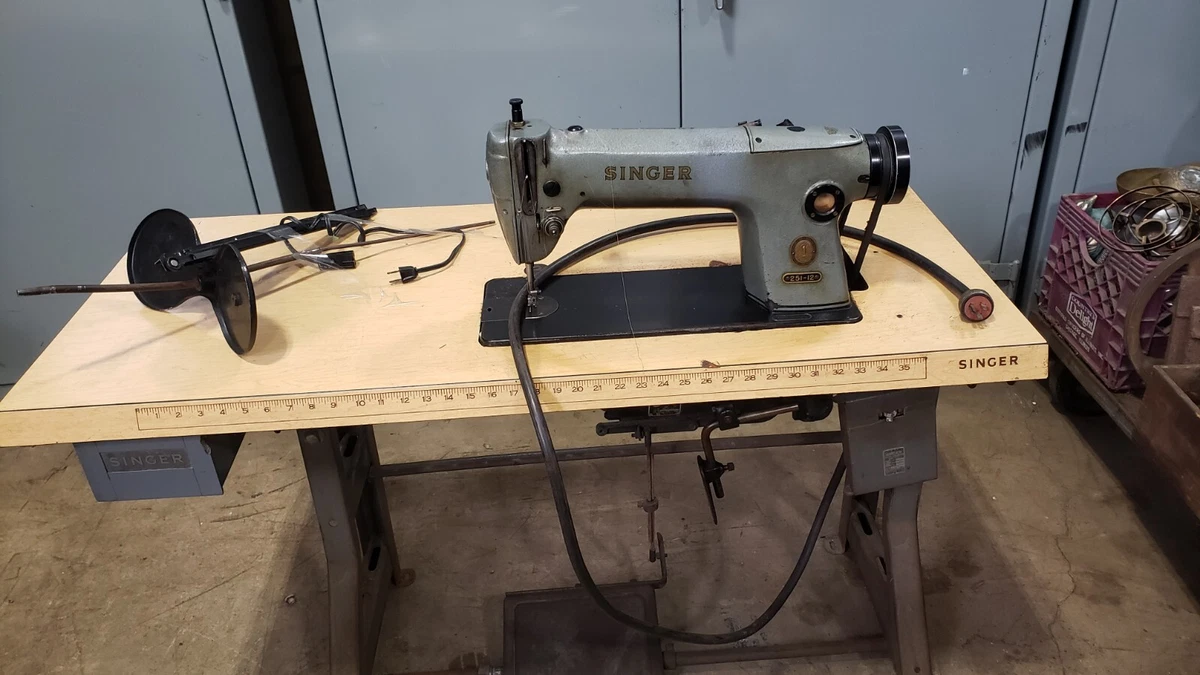 SINGER 2512 Sewing Table *Read Details, 50 OFF