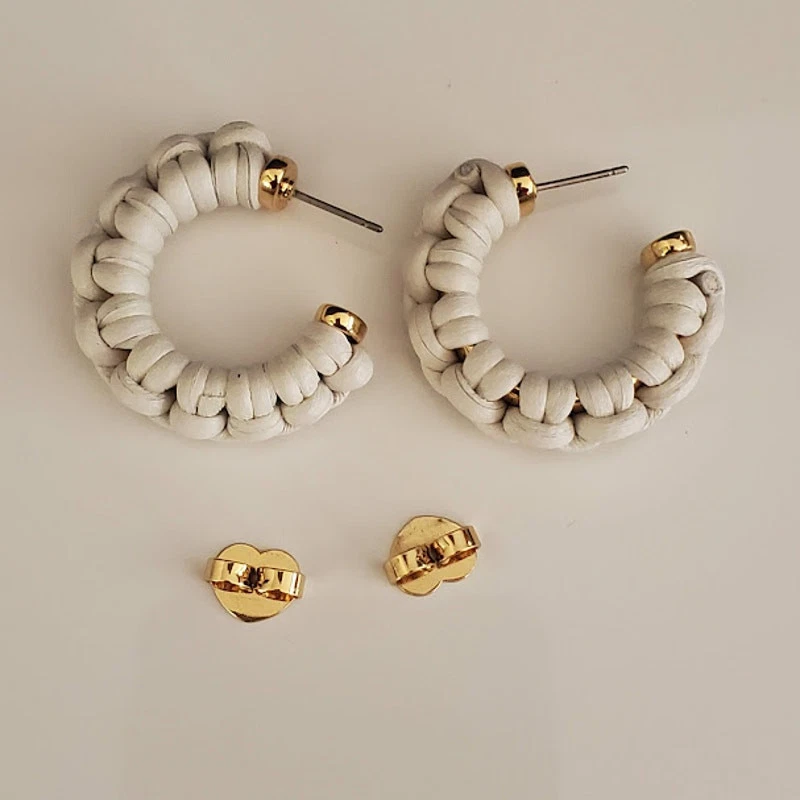 Pendientes Kate Spade Pequeños Bohomea Tono Dorado Cuero Blanco Envuelto Aro C Nuevos con Etiquetas Foto 3 de 4