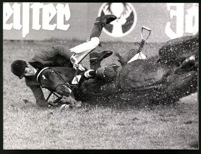 Fotografie Bad Aachen, Chio-Reitturnier 1976, Jan Kowalczyk auf Darlet stürzt a 
