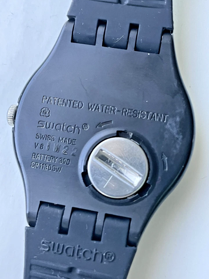 Reloj Swatch de cuarzo con esfera esqueleto negra  Foto 4 de 4