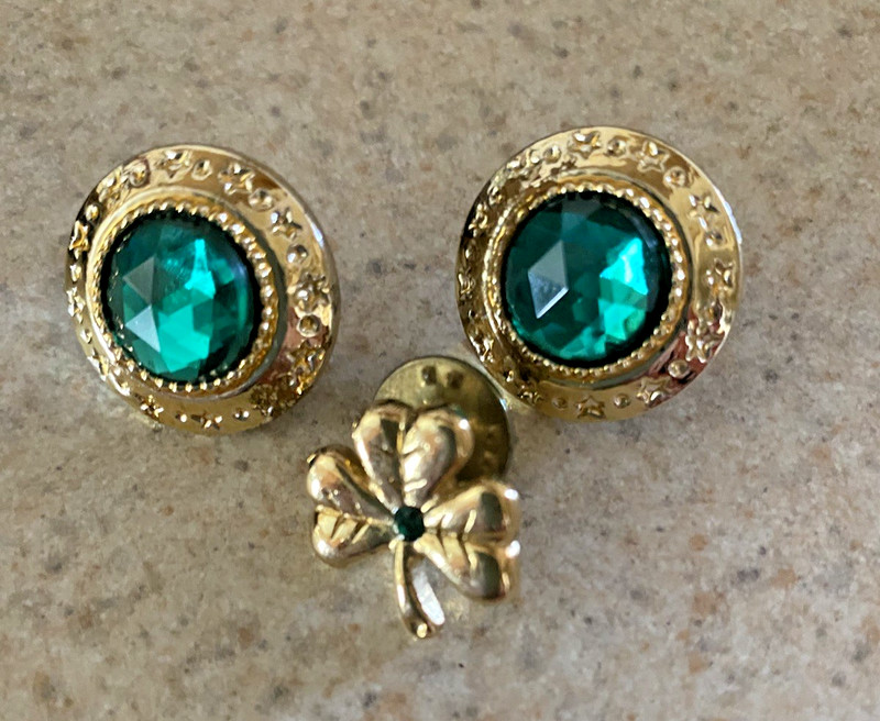 VINTAGE GOLD TONE CLOVER PIN AND A GREEN & GOLD TONE PIERCED EARRINGS