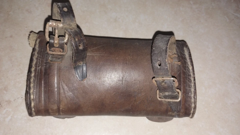 Ancienne sacoche outils de vélo mobylette cuir porte bagage   selle  - Photo 3/3