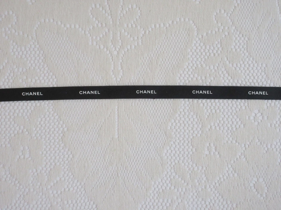 Cinta de embalaje Chanel clásica de seda blanca y negra 52" Foto 2 de 2