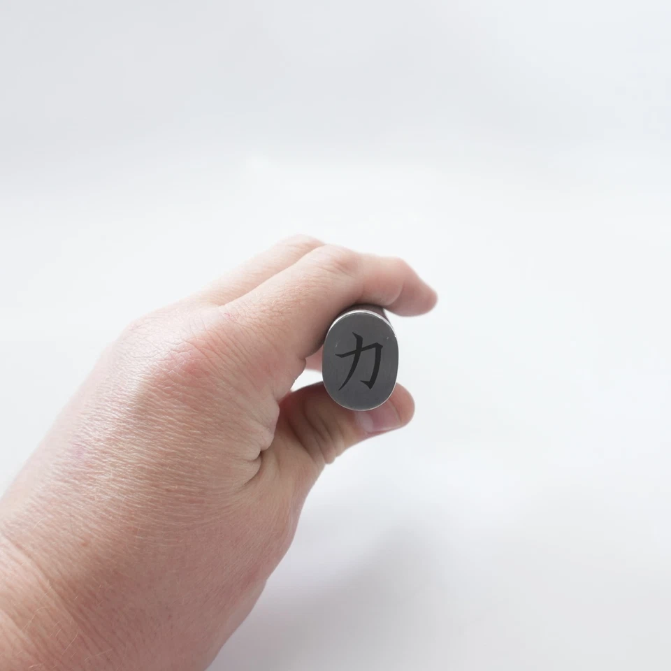 Cuchillo Santoku de 7 pulgadas de acero japonés serie Ginsu Chikara Foto 3 de 4