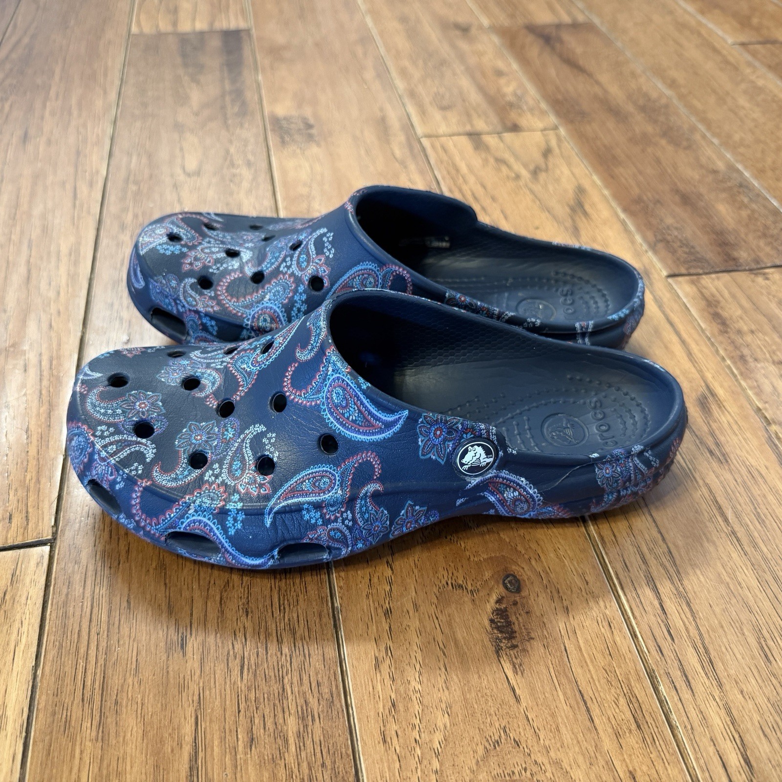 Crocs Navy Blue Paisley Floral Freesail Clogs Women’s Size 5