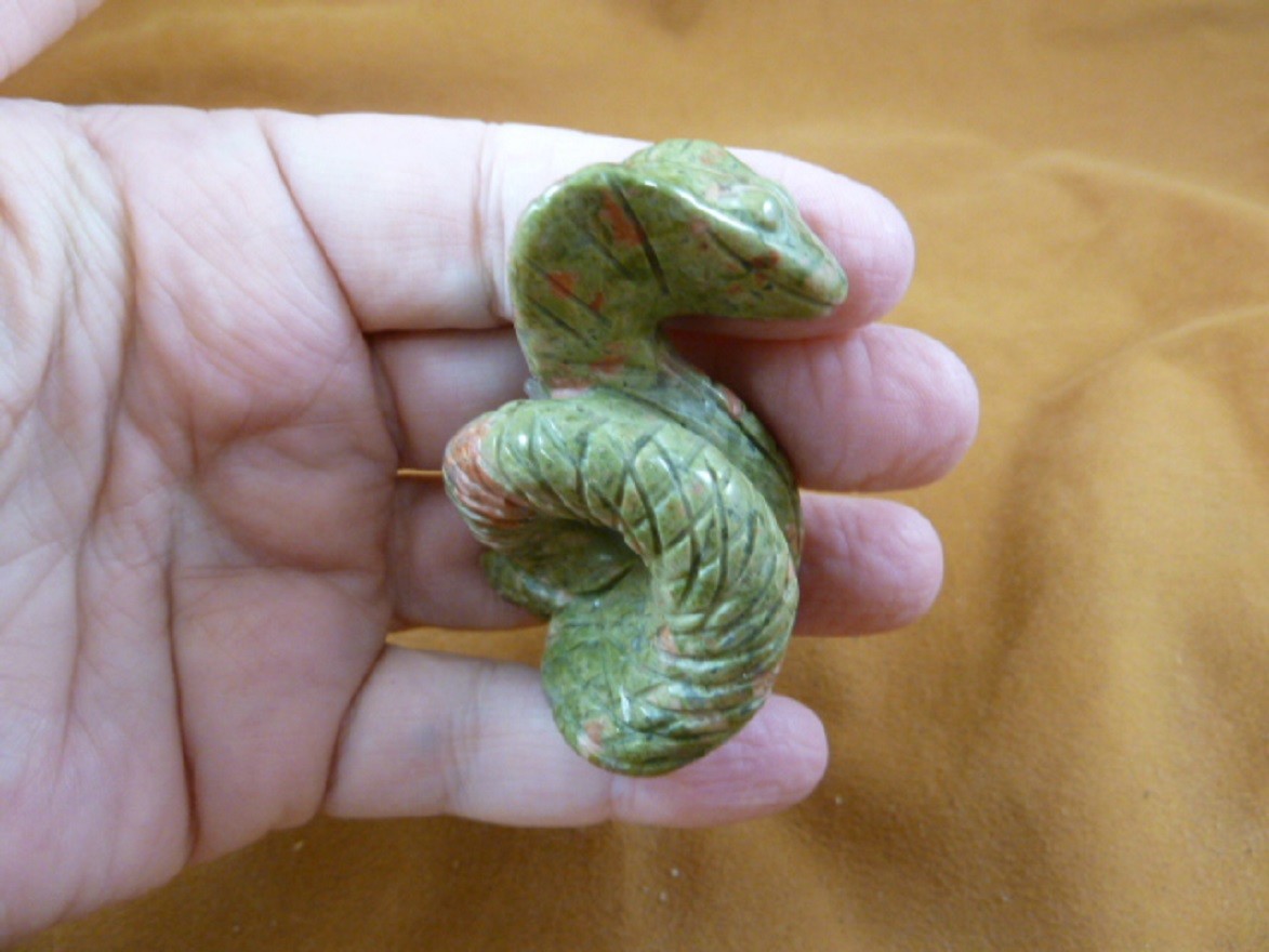 Y-SNAK-CO-713) Green orange SNAKE COBRA snakes carving