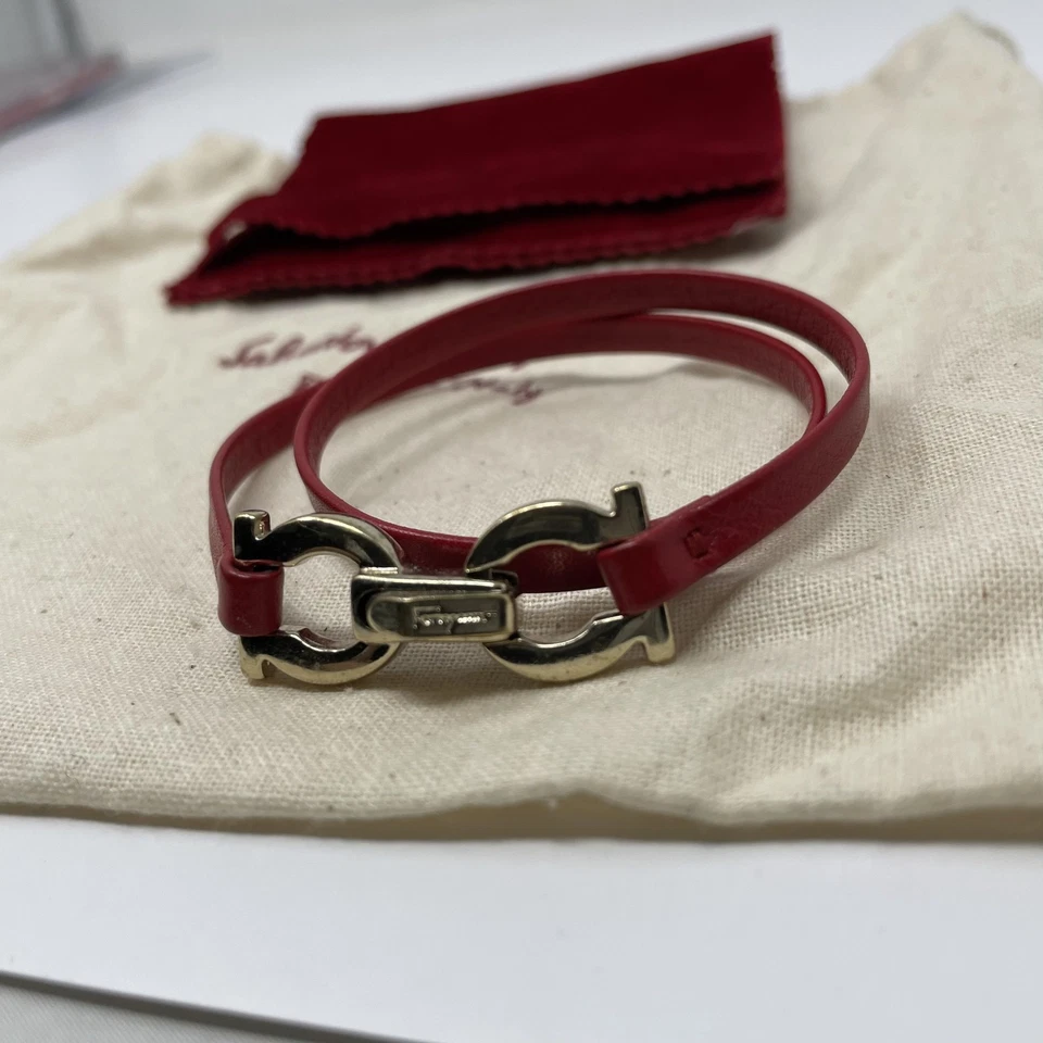 Pulseira de couro Salvatore Ferragamo Gancini envoltório duplo vermelha feita na Itália - Imagem 3 de 4