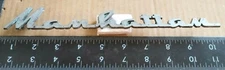 KAISER MANHATTAN CIRCA '54 METAL SCRIPT EMBLEM 792754 {2771}