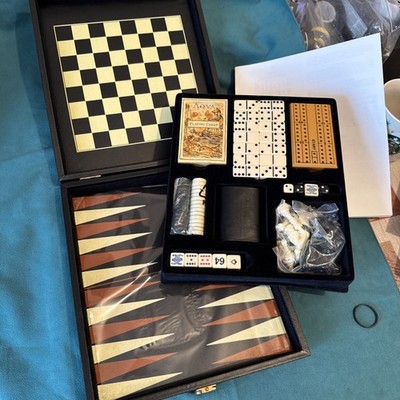 Schach Backgammon Dominosteine Würfel Karten Zeichnungen traditionelle Spiele Koffer Reise