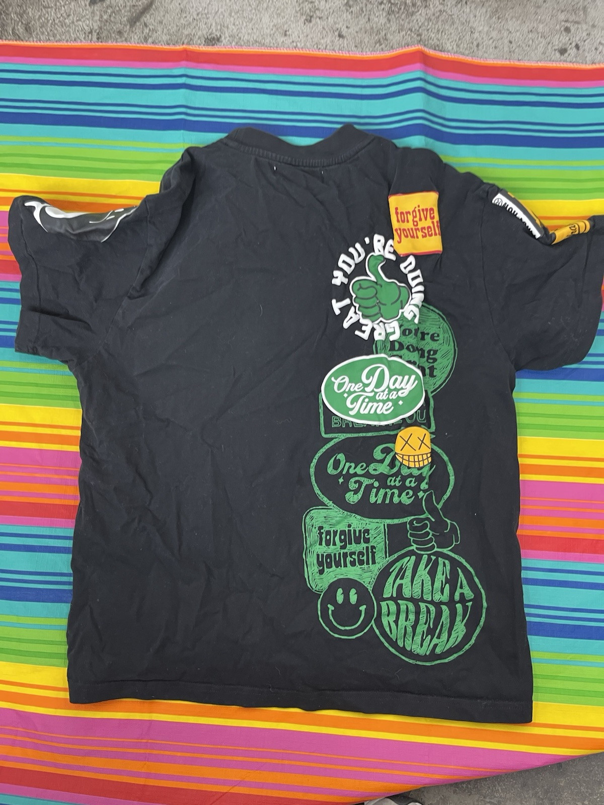 T shirt prima fila taglia S nera maglietta manica corta grafica multicolore H47