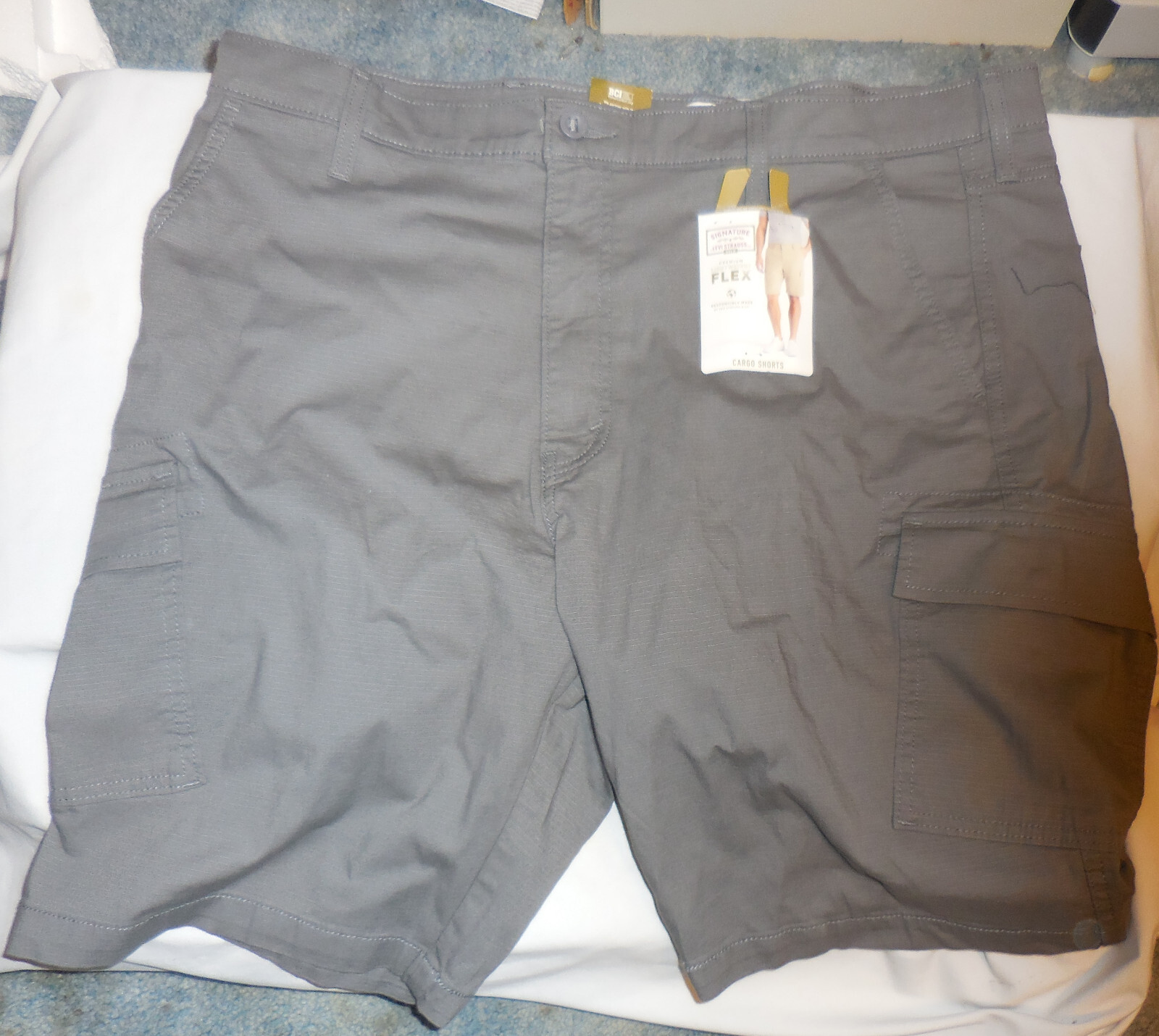 1 Pair Signature Levi Strauss Cargo Shorts size 40  with tags