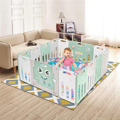 niña jugando con bebés