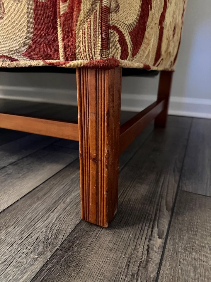 Hickory 椅子 Chippendale 风格桃花心木骆驼背沙发 — 第 4/4 张图片