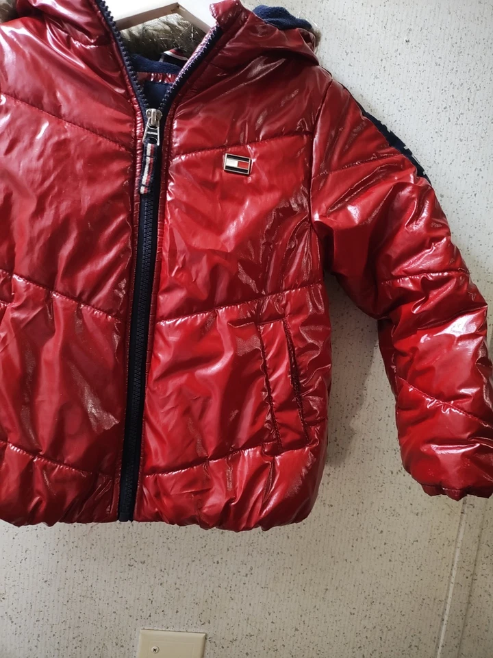 Tommy Hilfiger Chaqueta Puffer Logo Chevron Alto Brillo Niñas Pequeñas 4T Limpia Foto 3 de 4