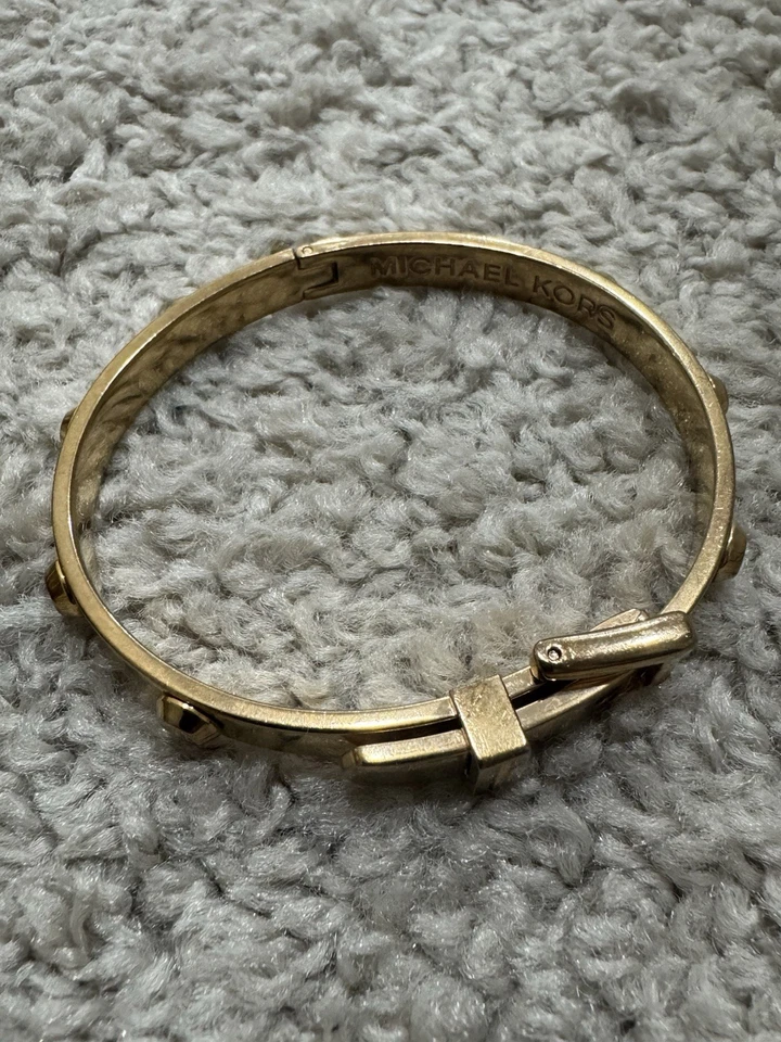 Brazalete y reloj Michael Kors con tachuelas Foto 3 de 4