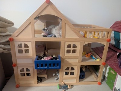 Holz Puppenhaus Mit Möbeln und Familie
