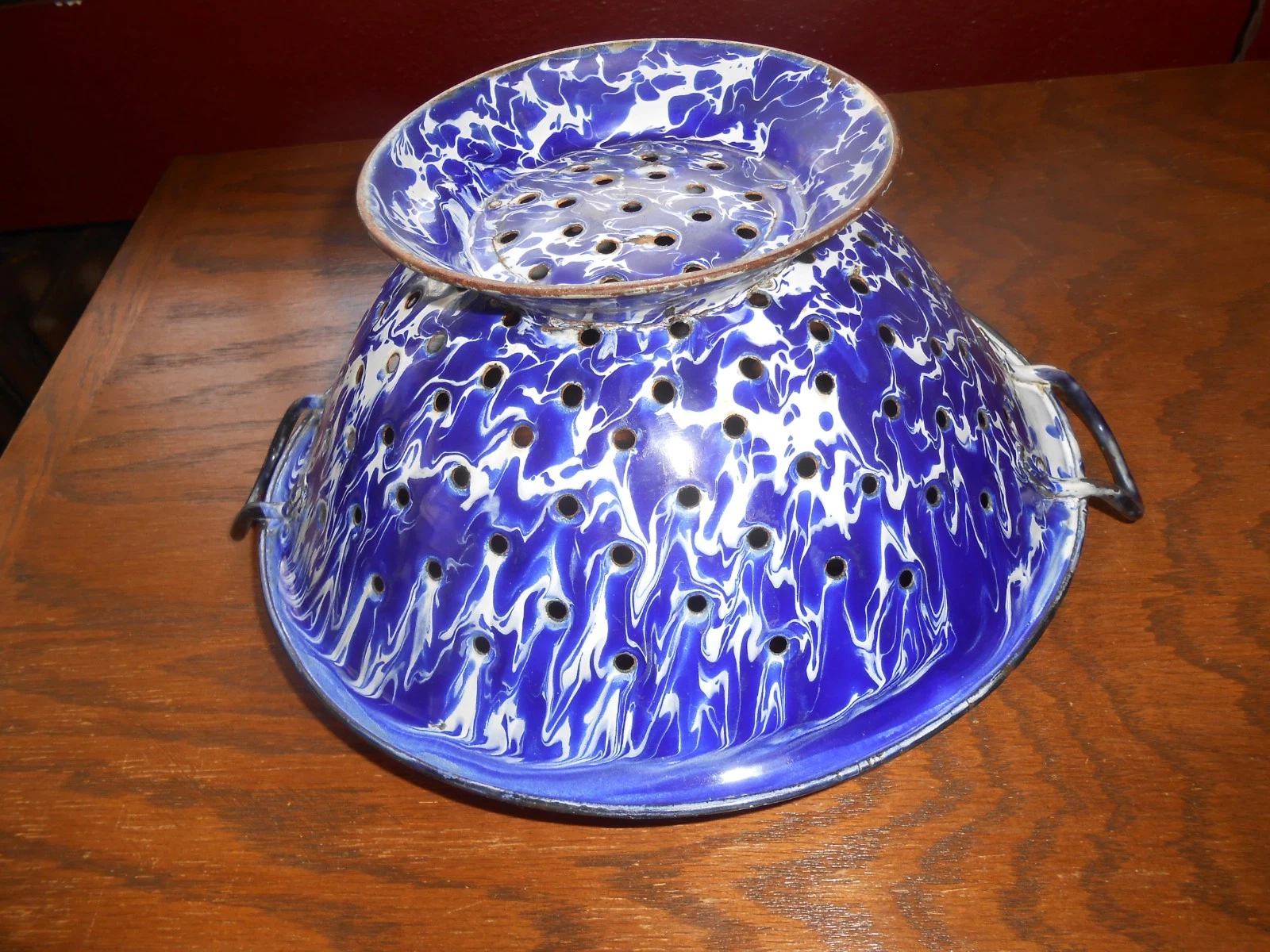 ANTIQUE MINT COBALT BLUE & WHITE SWIRL STRAINER Graniteware /Enamelware
