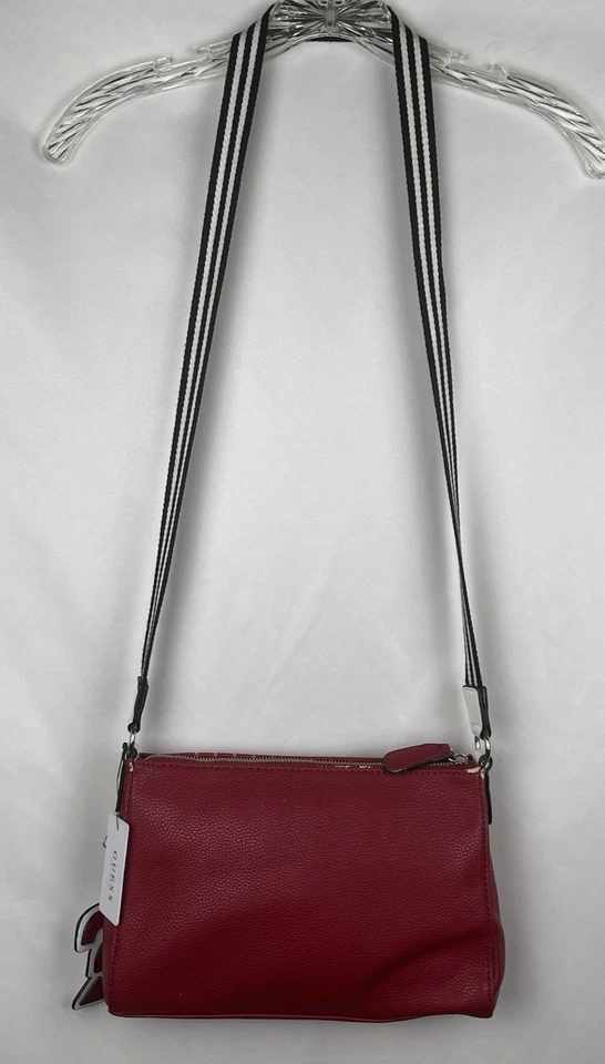 NUEVO CON ETIQUETAS Guess Maravilloso Rojo Multi Bandolera Cadena Correa Bolso de Hombro Y2K D066814 Foto 3 de 4