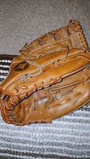 SPALDING-LEATHER- BASEBALL GLOVE-RH THROWER-ROD CAREW- AUTOGRAPH MODEL