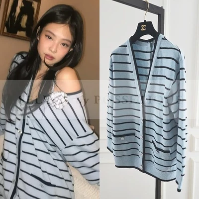 CARDIGAN CHANEL 25S BLEU RAYÉ CACHEMIRE FR36 NEUF AVEC ÉTIQUETTE | JENNIE - Photo 1/4
