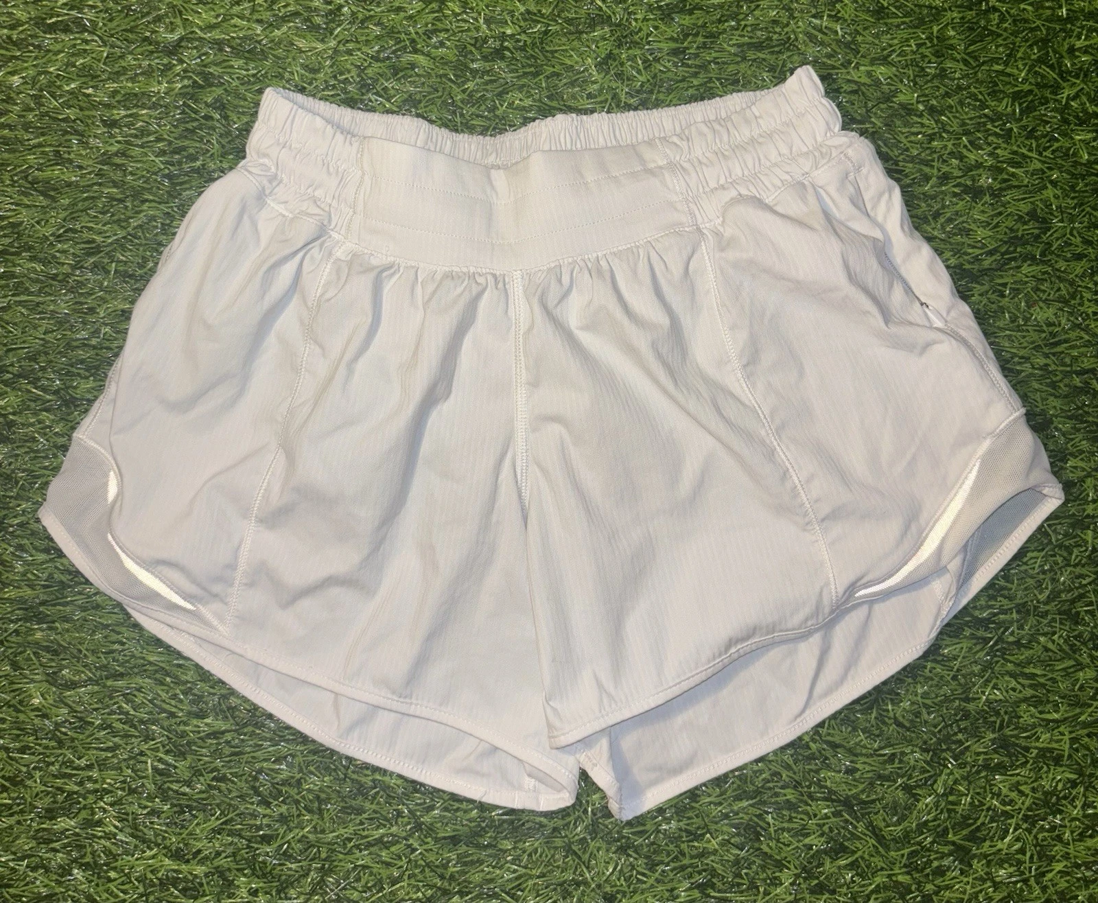 Lululemon Hotty Hot II Shorts Women’s 4 Light Gray Solid Lined Athletic Running