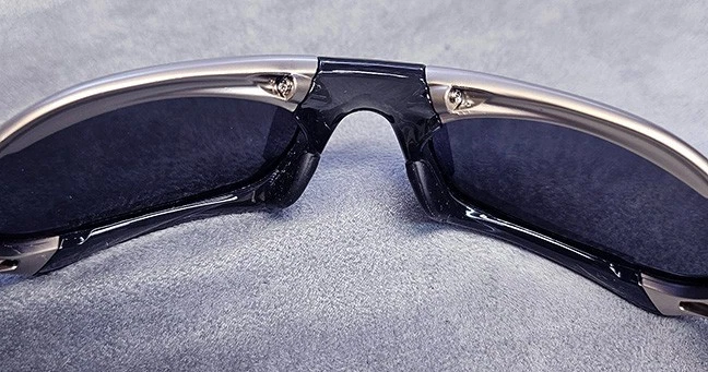 Полированные солнцезащитные очки X-Metal Splice в серебристой/темной прозрачной оправе/черной линзе Y2K США - Изображение 4 из 4