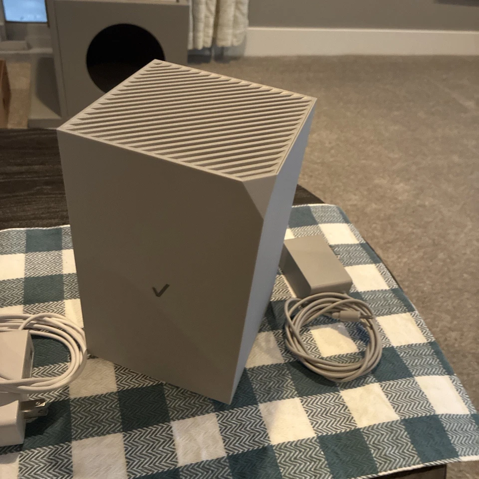 Verizon Internet Gateway WNC-CR200A WiFi6 & Verizon Wi-Fi Extender - Image 2 of 4