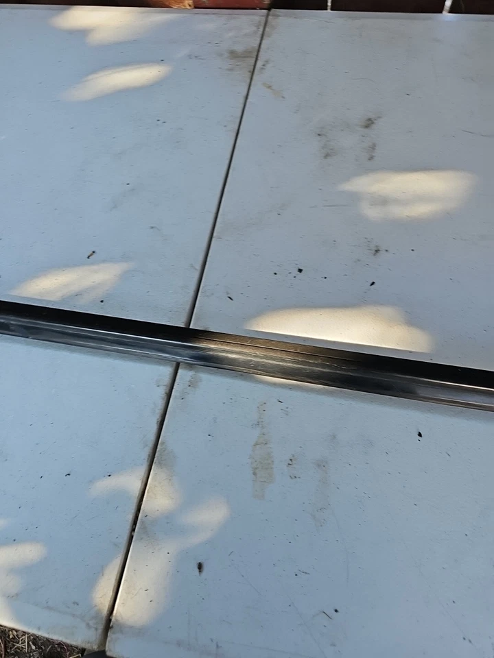 Volvo 245 Wagon 91 negro trasero D.S. Línea de cinturón turbo de goma con borde de cuarto de panel Foto 3 de 4