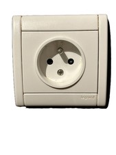 Prise électrique Legrand Sagane Opalis Blanc réf: 84202 ou 84202