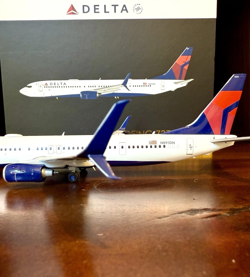 Gemini Jets 1:200 Scale Delta Boeing 737-900ER N891DN Diecast Model Airplane - Image 4 of 4