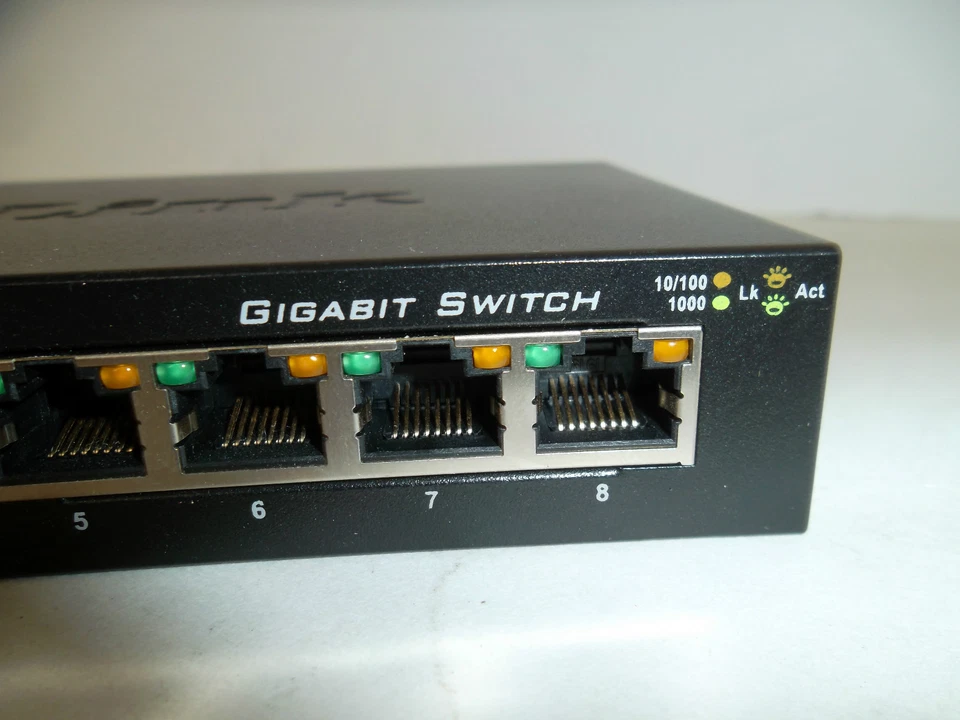 D-Link 8-Port Gigabit Network Switch QoS CSMA/CD 10/100/1000 Mbps LED DGS-108 - Image 2 of 4