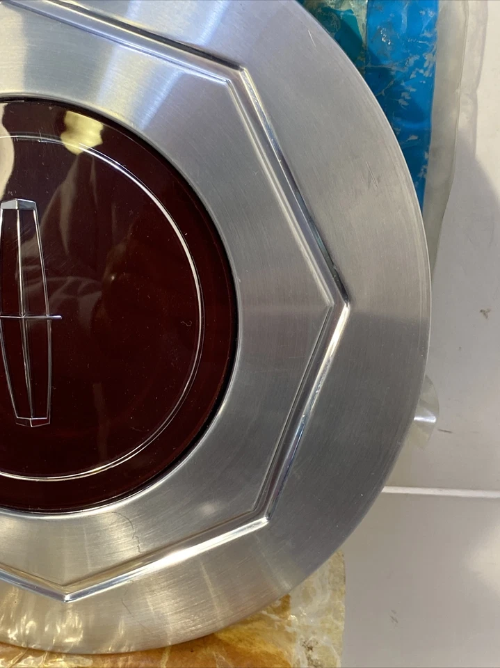 Tapa central de rueda de fábrica Lincoln Continental Mark Series 1984-1989 nuevo de stock Foto 2 de 4