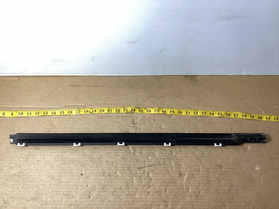 Kia Cadenza 2013-2016 puerta trasera izquierda lado del conductor ventana umbral moldura OEM. Foto 2 de 4