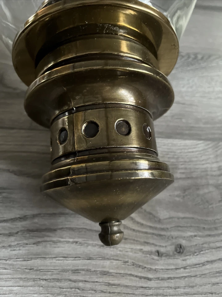 Pingente de luz THOMAS INDUSTRIES Tudor acabamento em latão MOE com abajur de vidro transparente. - Imagem 2 de 4