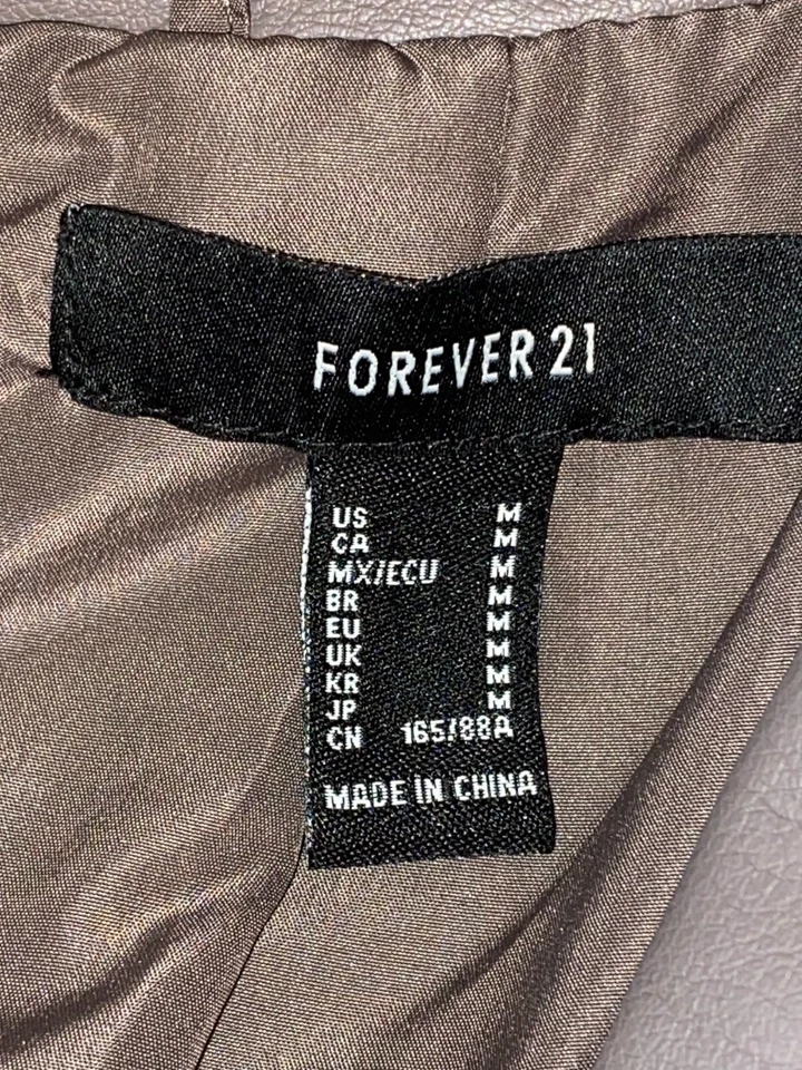 Chaqueta corta de cuero sintético Forever 21 para motocicleta talla mediana gris Foto 4 de 4