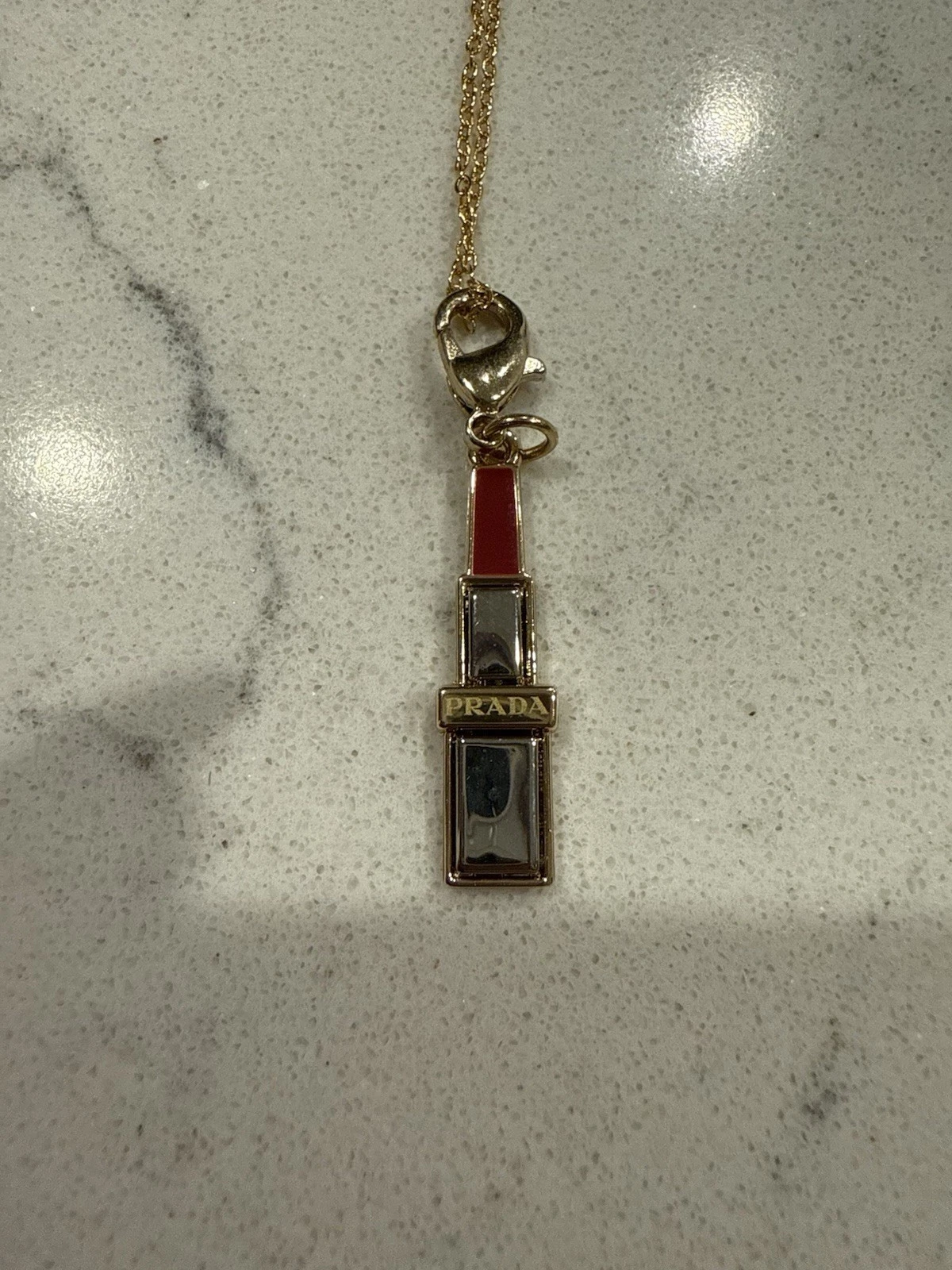 Charm rossetto Prada su catena argento sterling 18" placcato oro 18k senza marchio